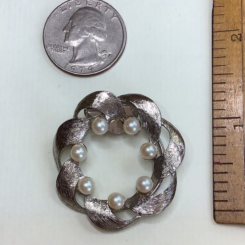 JERI LOU Signed Scarf Clip, Silver-tone Brushed Metal with Faux Pearls.